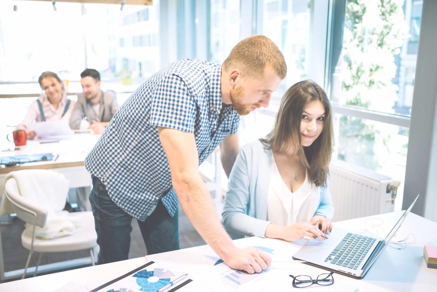 Persone che collaborano in un ambiente di apprendimento moderno